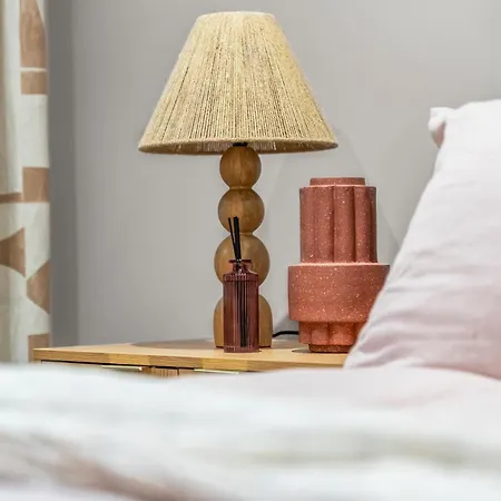 Διαμέρισμα Luxury 2-bed With Balcony & Secure Parking *