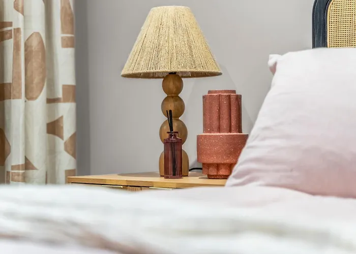 Διαμέρισμα Luxury 2-bed With Balcony & Secure Parking *