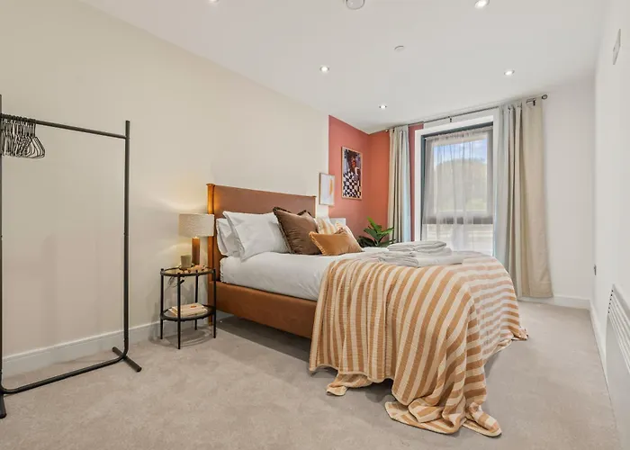 Luxury 2-bed With Balcony & Secure Parking * Λιντς