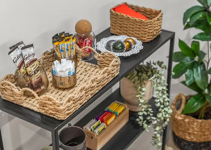 Luxury 2-bed With Balcony & Secure Parking * Λιντς