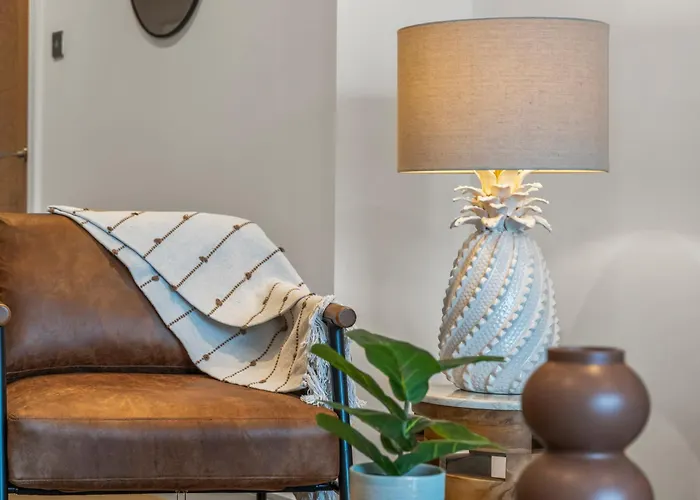 Luxury 2-bed With Balcony & Secure Parking * Λιντς