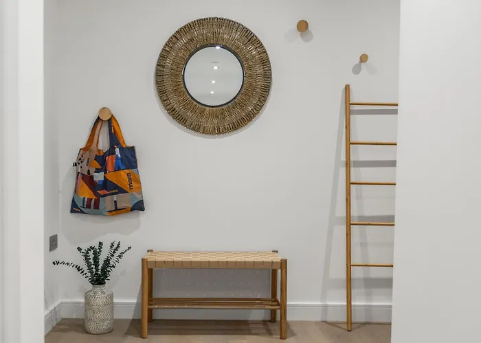 Διαμέρισμα Luxury 2-bed With Balcony & Secure Parking *