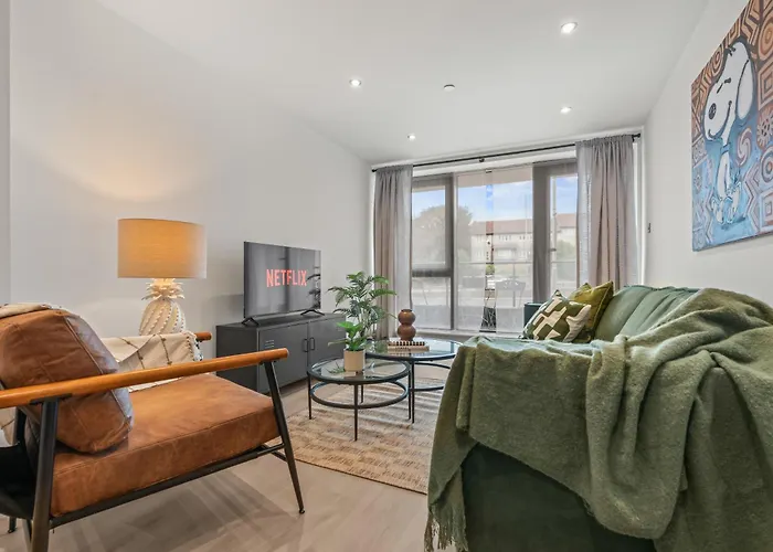 Luxury 2-bed With Balcony & Secure Parking *