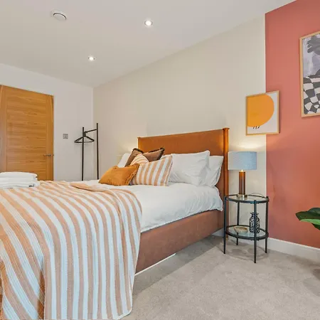 Luxury 2-bed With Terrace, Parking & Ensuite Апартаменти Лідс