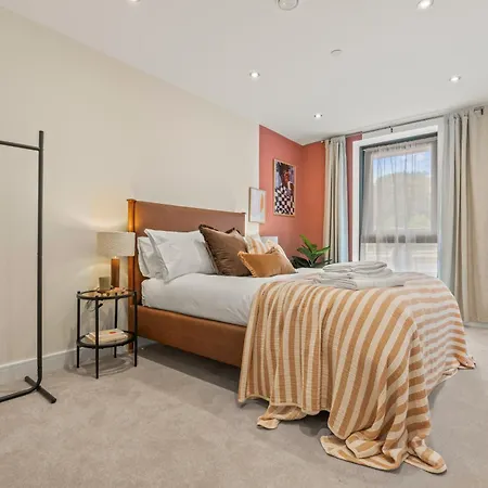 Luxury 2-bed With Terrace, Parking & Ensuite * Лідс