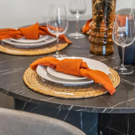 Апартаменти Luxury 2-bed With Terrace, Parking & Ensuite Лідс
