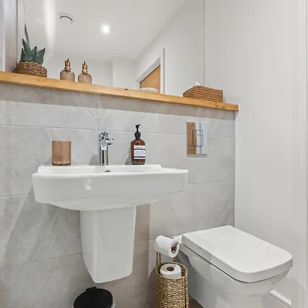 Апартаменти Luxury 2-bed With Terrace, Parking & Ensuite Лідс