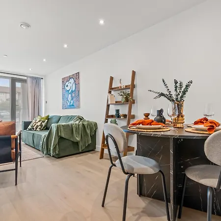 Luxury 2-bed With Terrace, Parking & Ensuite Апартаменти Лідс