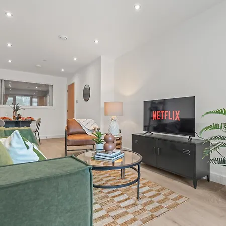Апартаменти Luxury 2-bed With Terrace, Parking & Ensuite Лідс