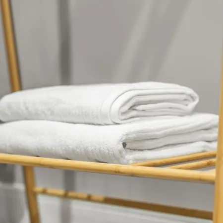 Luxury 2-bed With Balcony & Secure Parking *