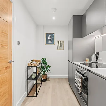 Luxury 2-bed With Terrace, Parking & Ensuite * Лідс