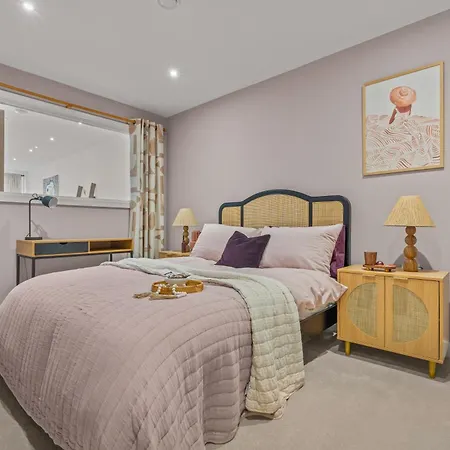 Luxury 2-bed With Terrace, Parking & Ensuite Апартаменти Лідс
