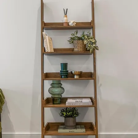 Luxury 2-bed With Balcony & Secure Parking *