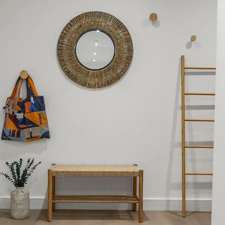 Apartment Luxury 2-bed With Balcony & Secure Parking *