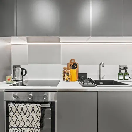 Luxury 2-bed With Balcony & Secure Parking Appartement
