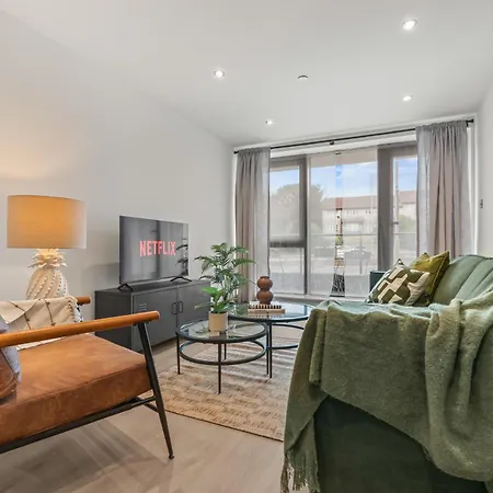 Luxury 2-bed With Balcony & Secure Parking *