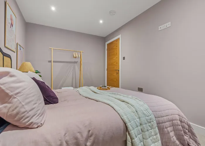 Luxury 2-bed With Balcony & Secure Parking דירה לידס