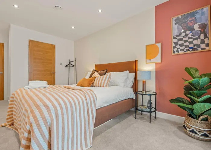 Luxury 2-bed With Balcony & Secure Parking דירה לידס