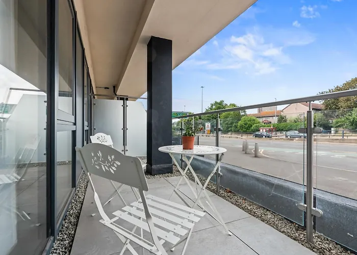 Luxury 2-bed With Balcony & Secure Parking Leeds (West Yorkshire)