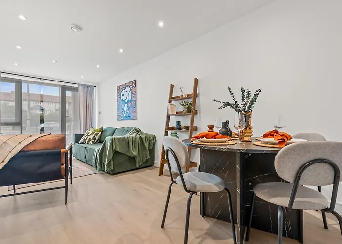 Luxury 2-bed With Balcony & Secure Parking דירה לידס