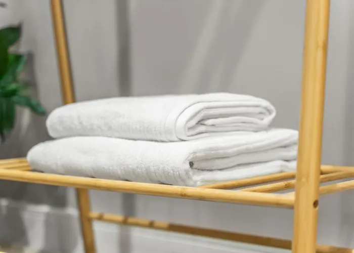 Luxury 2-bed With Balcony & Secure Parking *