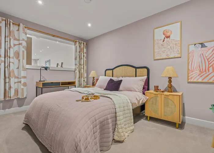 Luxury 2-bed With Balcony & Secure Parking דירה לידס