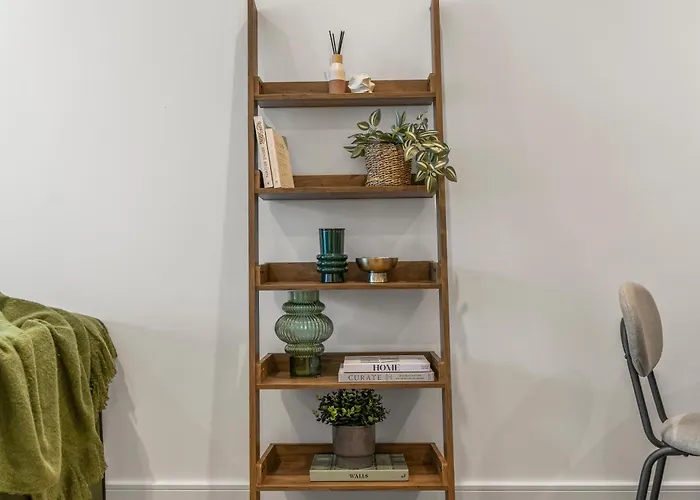 Luxury 2-bed With Balcony & Secure Parking *