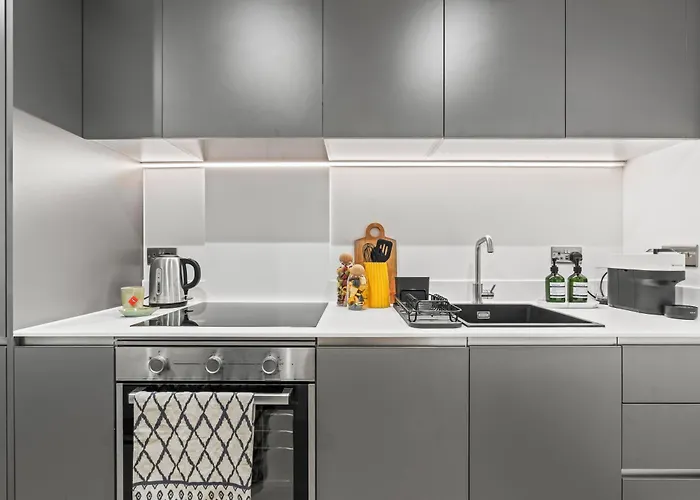 Luxury 2-bed With Balcony & Secure Parking דירה