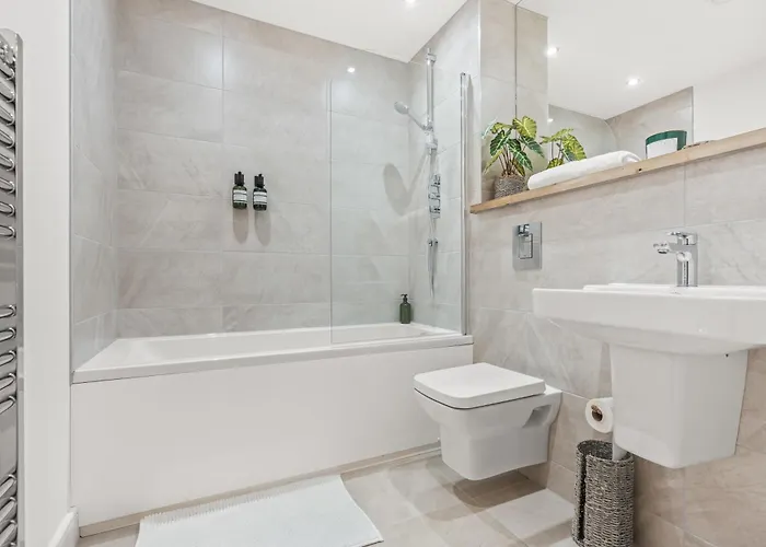 Luxury 2-bed With Balcony & Secure Parking Apartment Leeds (West Yorkshire)