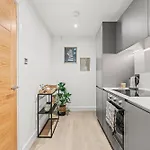 Luxury 2-bed With Balcony & Secure Parking * Leeds (West Yorkshire)