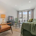 Luxury 2-bed With Balcony & Secure Parking *